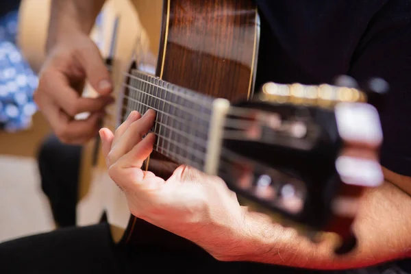 Férfi Játszik Akusztikus Gitár — Stock Fotó