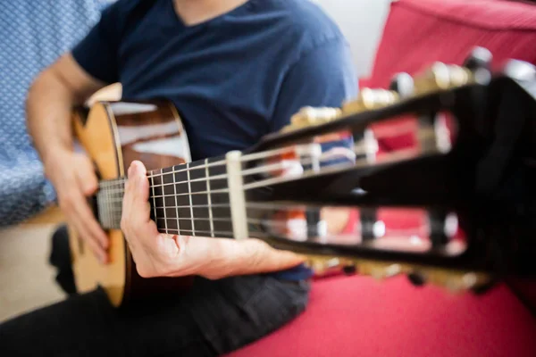 Férfi Játszik Akusztikus Gitár — Stock Fotó