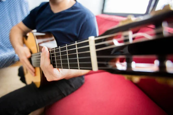 Adam Akustik Gitar Çalıyor — Stok fotoğraf