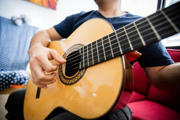 Adam Akustik Gitar Çalıyor — Stok fotoğraf