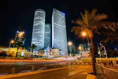 Tel Aviv manzarası gece görünümü. Gece şehir Tel-Aviv, Azrieli alışveriş merkezi