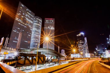 Tel Aviv manzarası gece görünümü. Gece şehir Tel-Aviv, Azrieli alışveriş merkezi