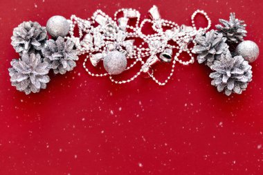 Kırmızı arka planda noel süslemeleri ve fotokopi alanı. Noel ve Yeni Yıl atmosferi. Noel afişi, maket.