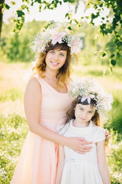 anne kızını parkta yaz aylarında sarılma çekici bir gülümseme ile