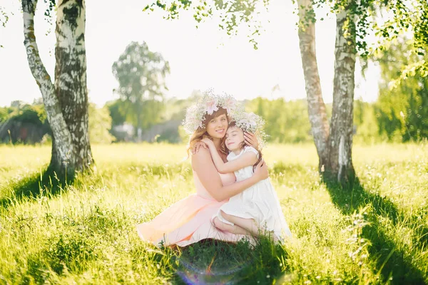 Boldog gyönyörű anya lánya kaukázusi megjelenése átölelve a réten — Stock Fotó