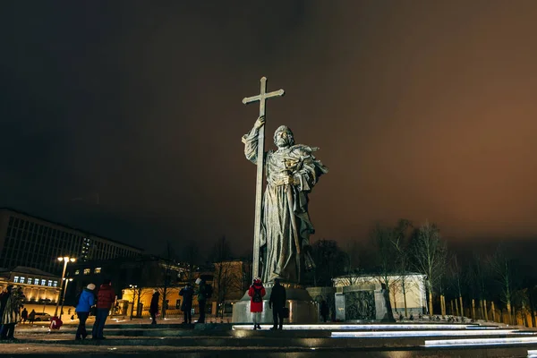 MOSCOW, RÚSSIA - 23 de dezembro de 2016: Monumento ao Santo Príncipe Vladimir, o Grande, na Praça Borovitskaya, perto do Kremlin — Fotografia de Stock