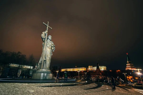MOSCOW, RÚSSIA - 23 de dezembro de 2016: Monumento ao Santo Príncipe Vladimir, o Grande, na Praça Borovitskaya, perto do Kremlin — Fotografia de Stock