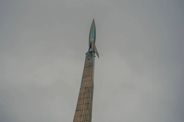 MOSCÚ, RUSIA - 25 DE DICIEMBRE DE 2016: Monumento a los Conquistadores del Espacio en Moscú — Foto de Stock