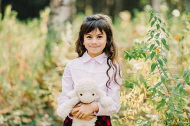 mutlu kız parkta yumuşak oyuncak ile