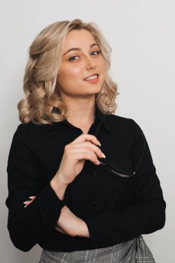 gözlük el çekici mutlu gülümseme ile iş elbiseli kızla iş