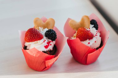 krem ve taze çilek ve böğürtlen ile ev yapımı cupcakes