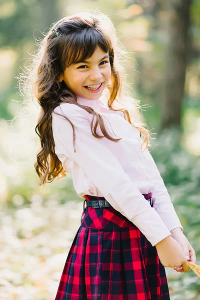 Boldog szép barna lány megjelenése kaukázusi nevet, és az őszi mosolyog — Stock Fotó