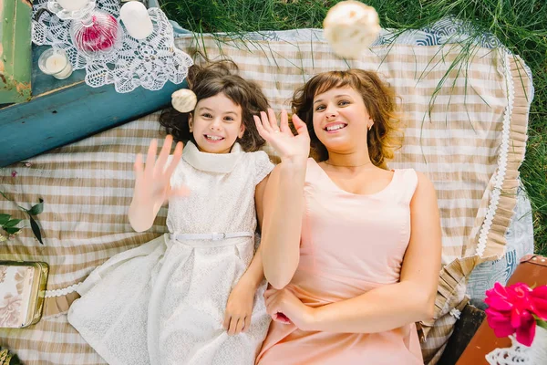 mutlu anne ve oynama ve yazları battaniye var yalan sırasında gülümseyen kız