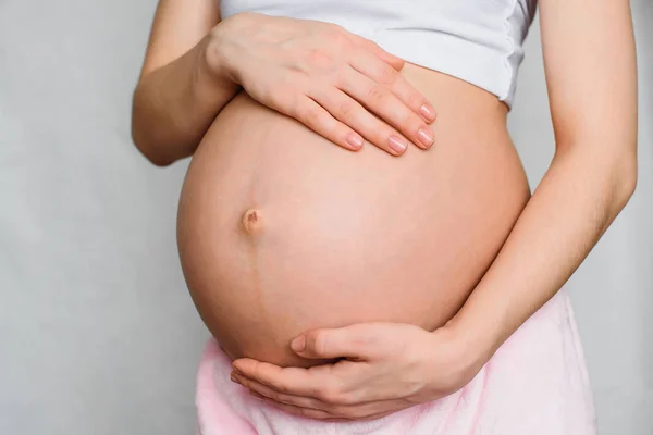 Vientre y las manos de la chica embarazada —  Fotos de Stock