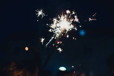 Bengalli sparks koyu arka plan üzerinde ateşle