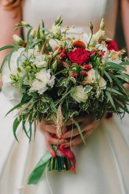 buket kırmızı ve beyaz gelinin elinde düğün