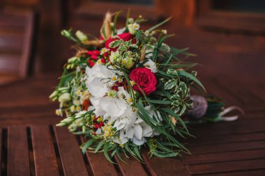 rustik tarzda buket düğün ahşap üzerinde yatıyor