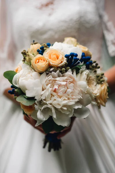 Brautstrauß aus weißen Pfingstrosen und Rosen in den Händen — Stockfoto