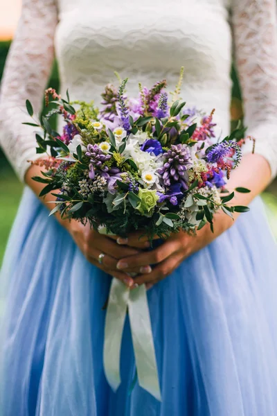 Krásná kytice v rukou nevěsty — Stock fotografie