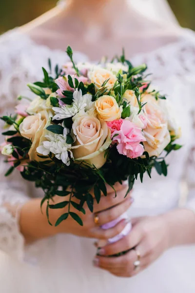 Beau bouquet de mariage avec des roses jaunes, chrysanthèmes blancs et Alstroemeria dans les mains de la mariée — Photo