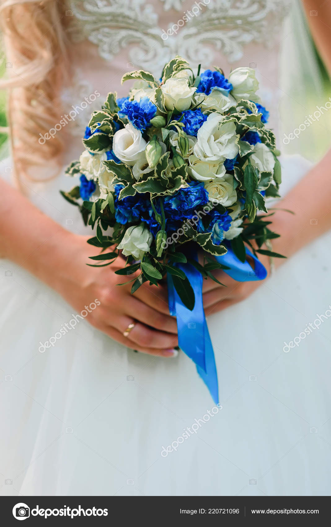 Beau Bouquet De Mariée Avec Des Roses Blanches Et Fleurs