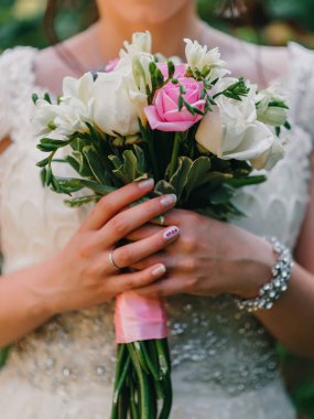 düğün buketi Gelin elinde hassas beyaz ve pembe güllü