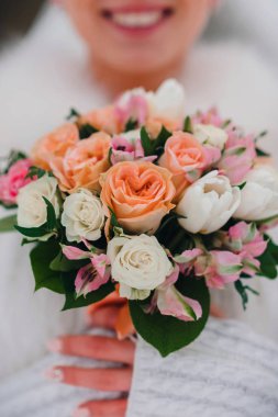 güzel düğün buketi Gelin elinde beyaz ve turuncu güllü