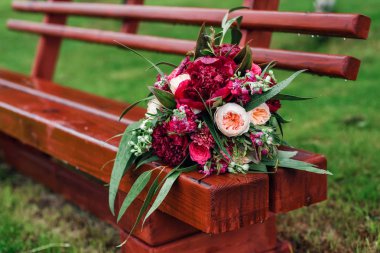 düğün buket kırmızı peonies ile