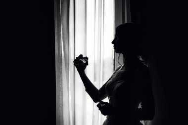 siyah ve beyaz siluet zarif bir gelin pencereden