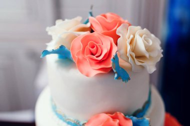 Düğün pastası sır içinde katman ile krem çiçeklerle süslenmiş