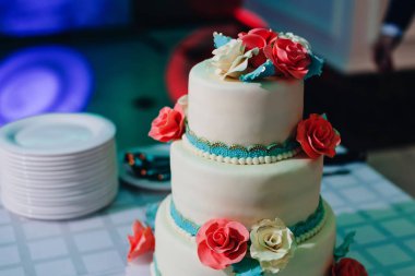 beyaz ve mavi sır düğün pastası