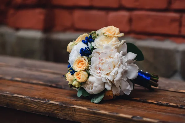 Ramo de bodas con rosas amarillas y peonías blancas — Foto de Stock