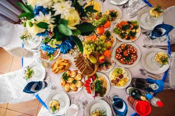 Cena festiva en el restaurante con varios alimentos y bebidas —  Fotos de Stock