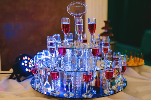 Copas de vino y champán en el bar del restaurante —  Fotos de Stock