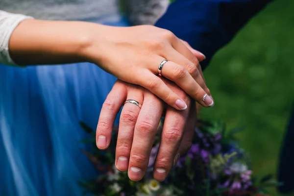 Ręce młodej pary młodej i pana młodego z pierścieniami na weselu — Zdjęcie stockowe
