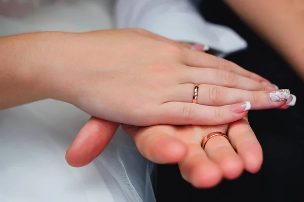 Manos de los amantes de la novia y el novio con anillos de oro — Foto de Stock