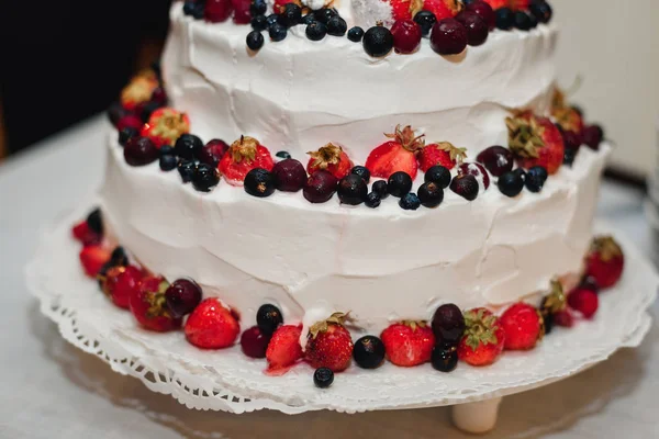 Bolo de casamento creme branco com morangos frescos, cerejas, mirtilos, groselhas pretas — Fotografia de Stock