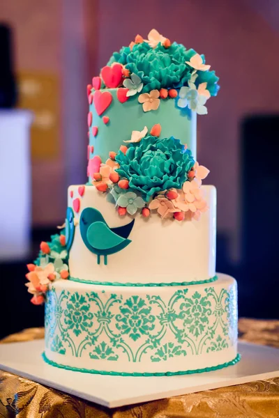 Grande bolo de casamento com três níveis de esmalte azul branco — Fotografia de Stock