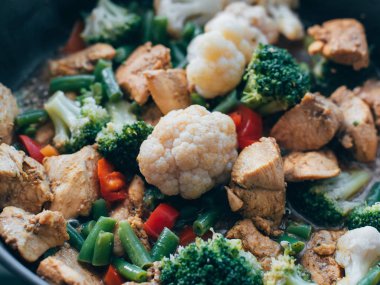 bir tavada demlenmiş sebzeli tavuk