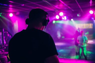 Dj müzik bir gece kulübünde müzikle dans edenler karışımları.