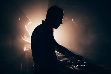 DJ kulaklık ile müzik konserinde gerçekleştirir