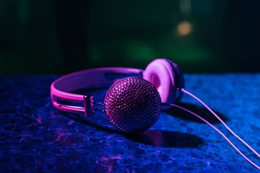 gece kulübünde rhinestones süslenmiş kız Dj kulaklık