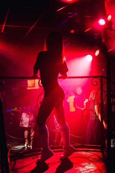 Sylwetka dziewczyna tancerki go-go, pozowanie w nocnym klubie — Zdjęcie stockowe