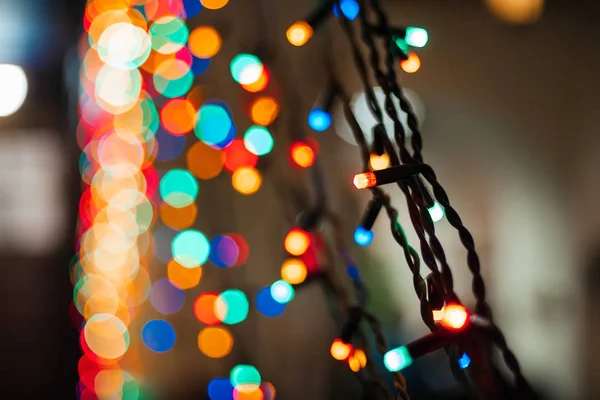 Guirnalda de árbol de Navidad con luces de colores — Foto de Stock