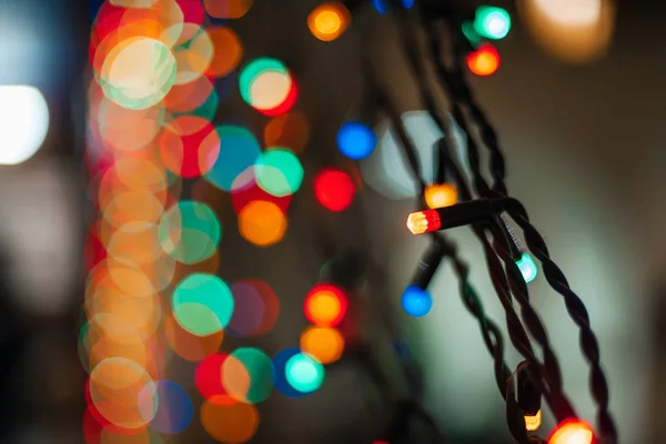 Luces coloridas del árbol de Navidad con borrosa — Foto de Stock