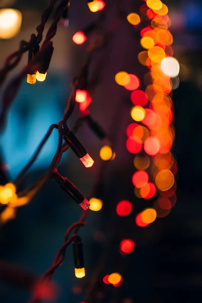 Julgran krans med röda lampor — Stockfoto