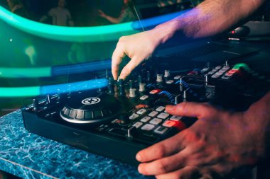 DJ Mikser arka plan üzerinde gece kulübünde oynarken kulübesinde