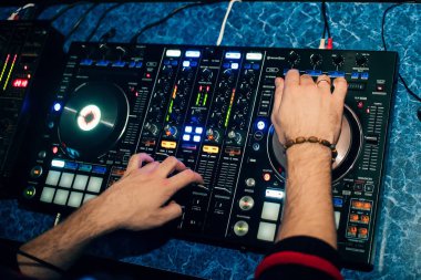 Dj Mikser arka plan üzerinde eller