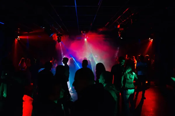 Gente bailando en un club nocturno en la pista de baile —  Fotos de Stock