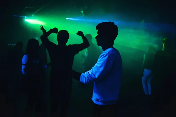 Siluety lidí, tanec v nočním klubu na parketu na party — Stock fotografie